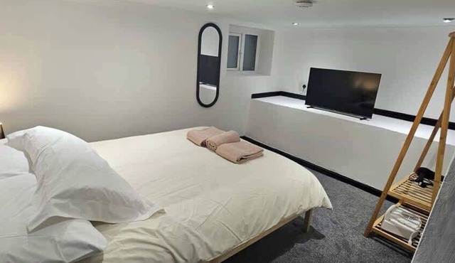 Refurbished 4-Bed Home Near Hospital & Station