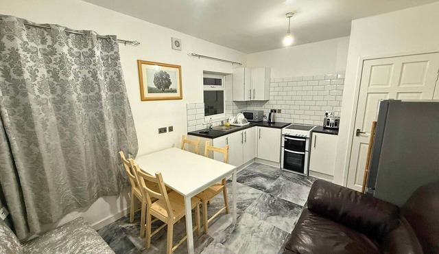Refurbished 2-Bedroom Flat, Ideal for Families & Professionals