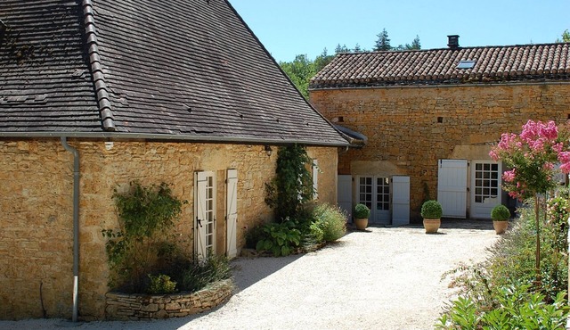 Refurbished House-Quiet Hilltop Location, Stunning Views, Heated Pool, 4 Acres