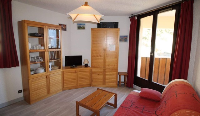 Refurbished studio cabin for 4 at ski slopes, near shops, ESF and sledging