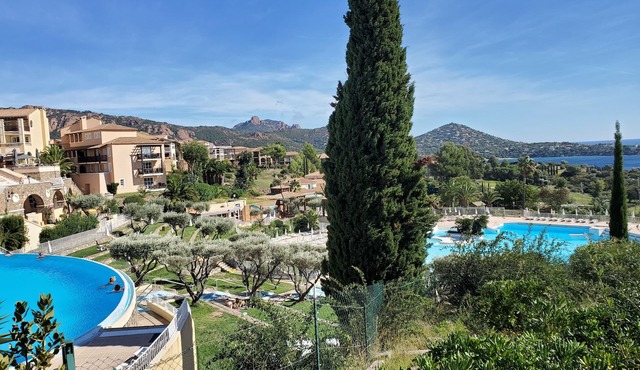 Refurbished studio with garden and patio in the Cap Esterel holiday village