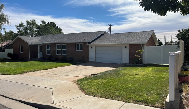 Refurnished and spacious 4 bedroom house, Sleeps 8!