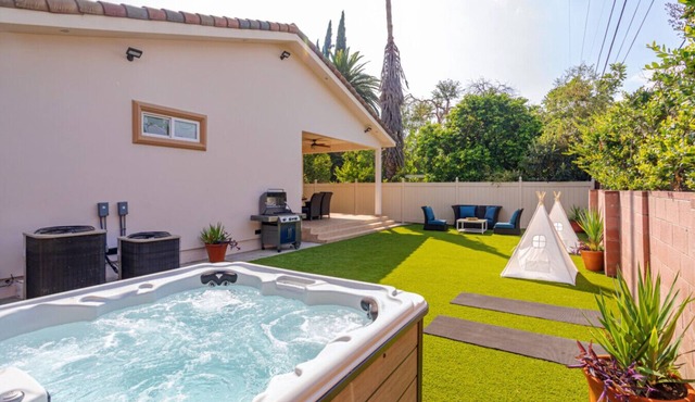 Regal 4 bed with hot tub close to Universal Studios