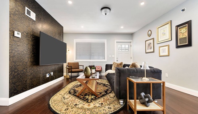 *Regal Bricks* Cold Plunge | Fire Pit | Game Room | Private Backyard