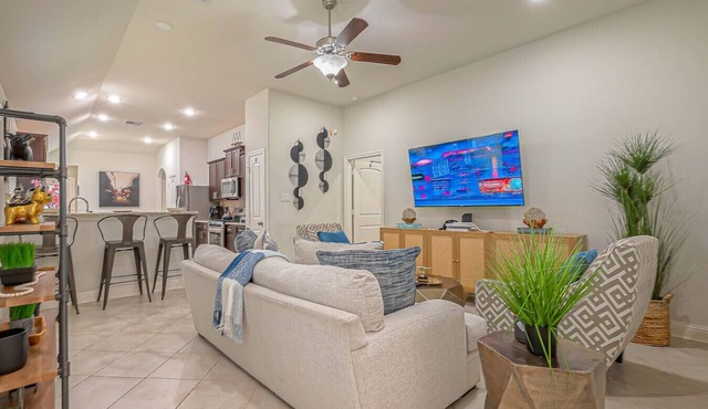 Regal Houston/IAH Villa: Parking|7 Beds|Sleeps 10|