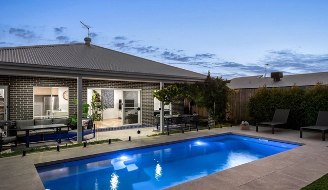 Regal Retreat - Luxury Coastal Escape with Heated Pool – St Leonards