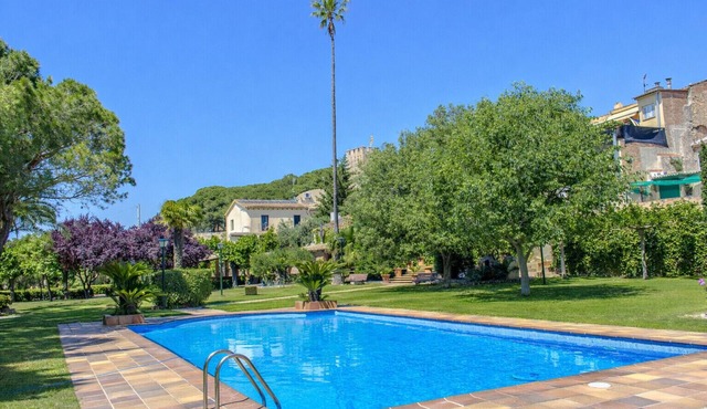 Regal Retreat with extra large pool near Sitges