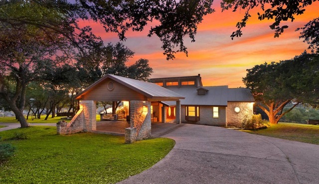 Regal riverfront home with 2 cabins - 2 miles to marina