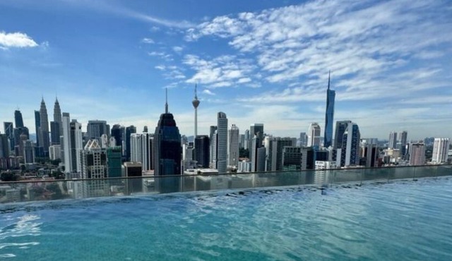 Regalia Residence The Sky Pool Suite