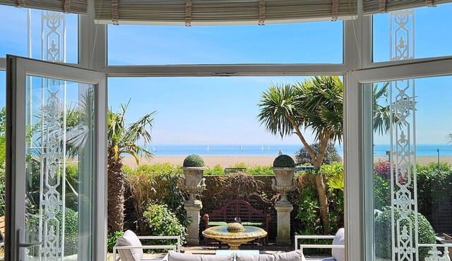 Regency Beach House - a holiday let that sleeps 12 guests in 6 bedrooms