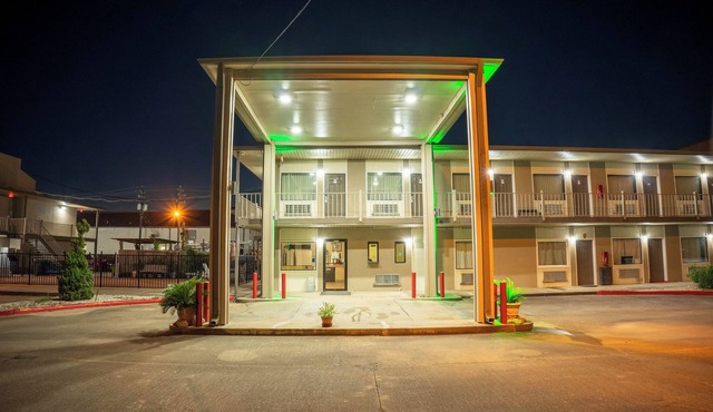 Regency Inn & Suites By OYO Bay City TX