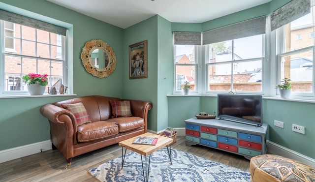 Regency style ground floor apt near Gloucester Docks with secure parking