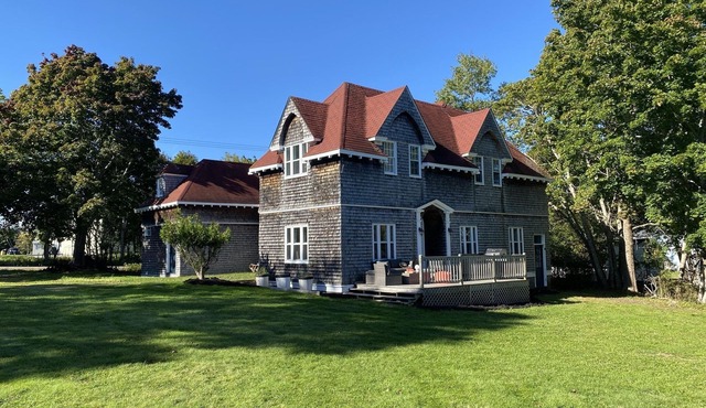 Registered Historic Edwardian Carriage House. Close to Katy's Cove.Pet Friendly.