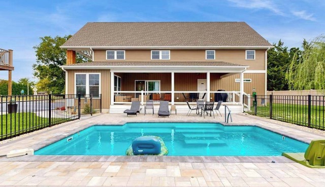 Rehoboth Beach group getaway with private pool & 2 studio apts