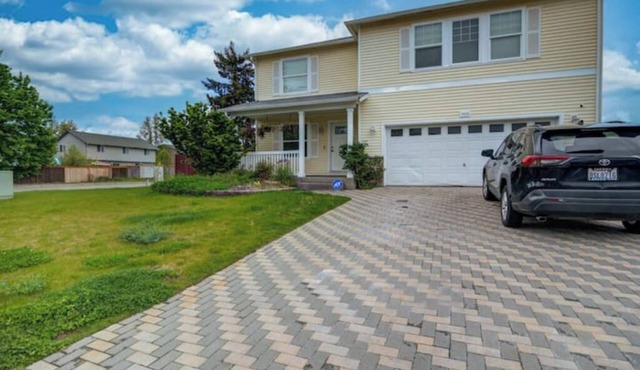 Rehoboth house n4 bedroom house, 2.5 bathrooms, kitchen, dining and living rooms