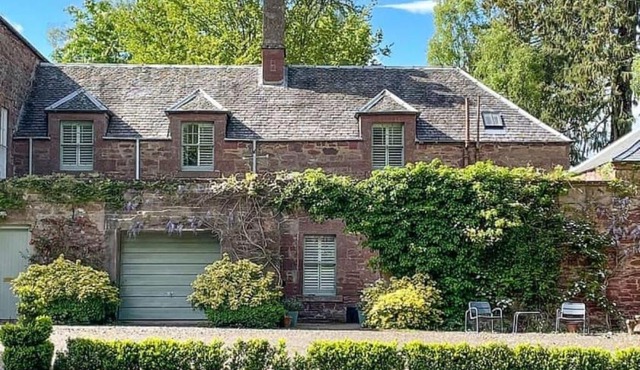 Reidochie Stables luxury haven overlooking garden