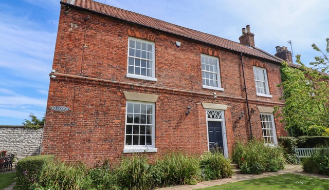 REIGHTON HOUSE, pet friendly, with open fire in Filey