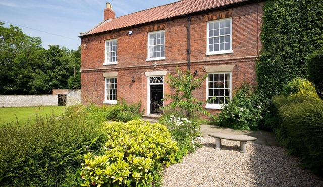 Reighton House sleeps upto 15 guests, dog friendly, games room, enclosed gardens