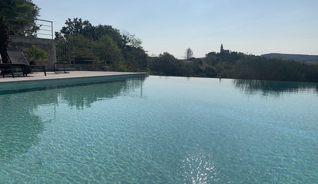 Reillanne architect-designed house for 10 people with magnificent view and swimming pool.