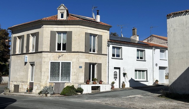 Relax, surrounded by vineyards, 15 mins from sandy beaches and restaurants.