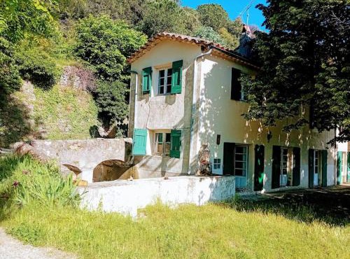 Relai de randonnées pédestres, cévenoles, bassin en eau de source, randonnées d'ânes abreuvoir et enclos