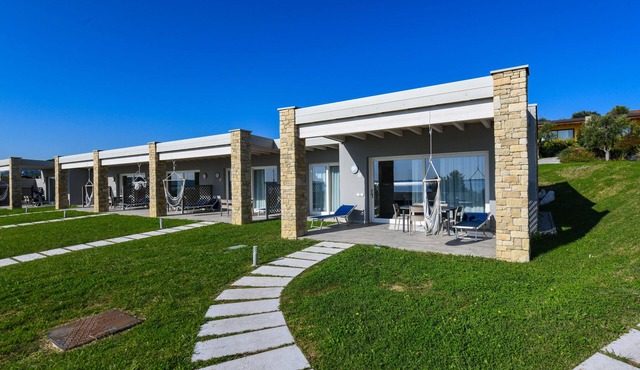 Relais Rosa dei Venti: 1 bedroom elegance, 2 pools, lake view!