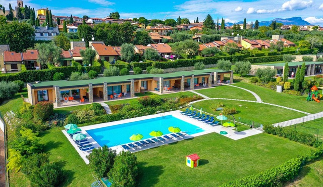 Relais Rosa Dei Venti: Superior Navy 2 Bedroom Apartment, 2 Pools, Lake View