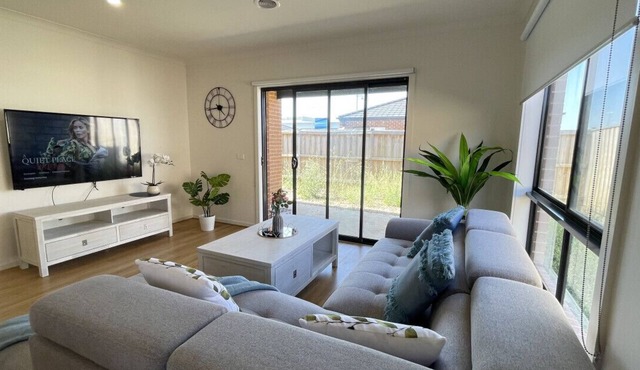 Relax 5 BRMS Rental house Netflix Parking Wifi near Melton