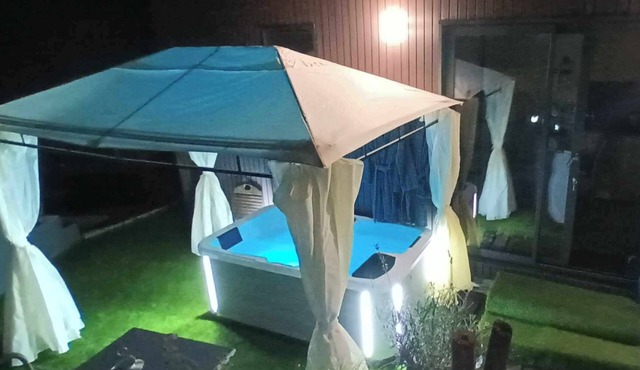 Relax at the bottom of the garden, near Strasbourg. Pets are welcome