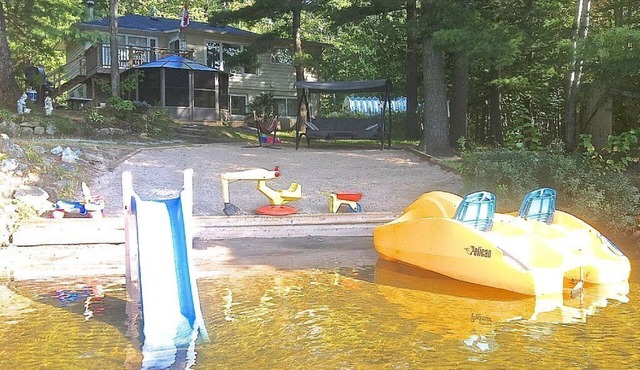 Relax and Enjoy 6 bedrooms cottage on Sandy Beach 1.5 Hours from Toronto