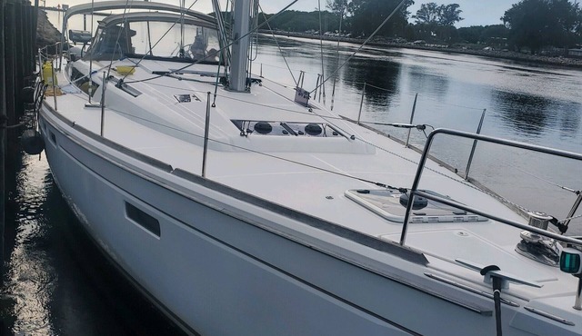 Relax and enjoy life’s simple pleasures! Come stay on a 52ft yacht