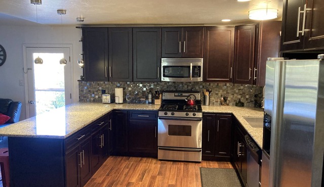 Relax and enjoy the canyon views. Minutes from downtown Murphy’s.