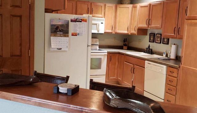 Relax and enjoy the view! Cozy Boatworks #202 Condo Pet friendly. Elevator.