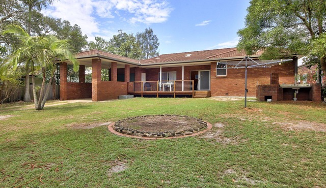 Relax and enjoy - this holiday home is located opposite main beach,.