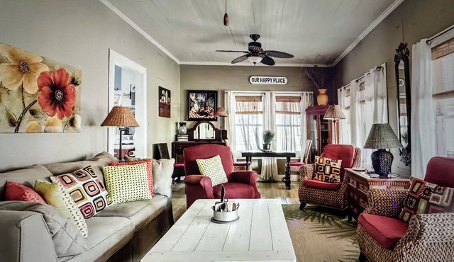 Relax and Enjoy this Historic Retreat-Home in Bon Secour, Al. Close to beaches