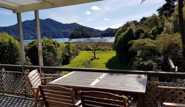 Relax and Enjoy - Waterfront Bach in Ngakuta Bay