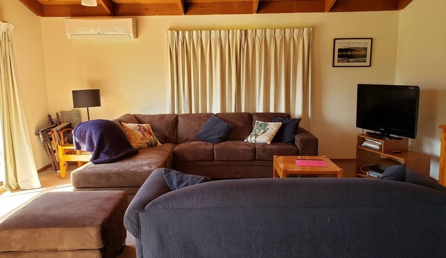 Relax and escape in the treetops. Bubbles and chocolate on arrival. Cosy,comfort