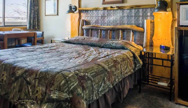 Relax and overlook the lake in Room 7 - The Buckhorn - Curriers Lakeview Lodge