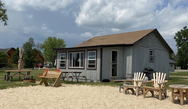 Relax and Play: Lakeside Cabin with Beachfront, Kayaks and Fun-Filled Activities