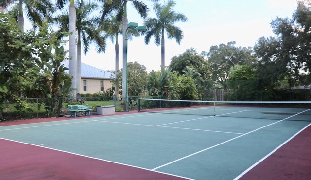 Relax and Play: Private Pool, Hot Tub, Tennis, Basketball on 1 acre in Sarasota.