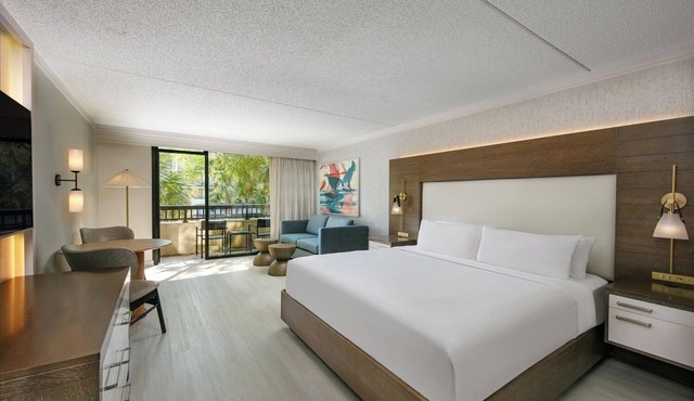 Relax and Recharge! Beachfront King Stay, Pet Friendly w/Spa and Pool Access!