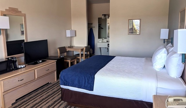 Relax and Recharge! Free Breakfast, Parking, Pets Allowed!