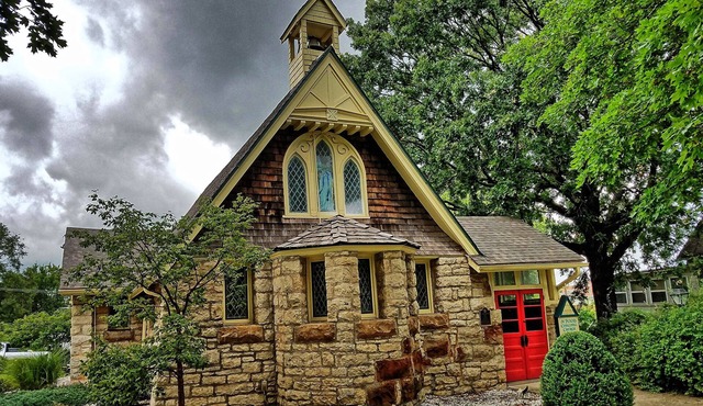 Relax and Recharge in Knights Inn Harrisonville! Free Parking, Pets Allowed