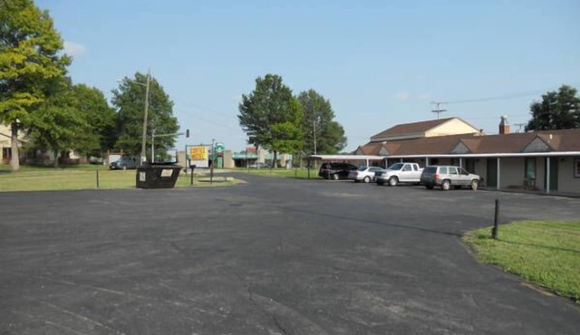 Relax and Recharge in Knights Inn Harrisonville! Free Parking, Pets Allowed