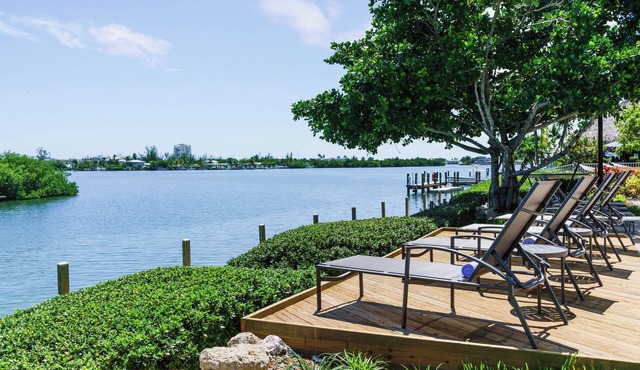 Relax and Recharge! 4 Awesome Units, Free Breakfast, Near Marathon Air Museum
