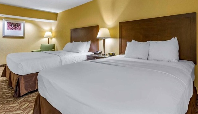 Relax and Recharge! 4 Comfortable Units, Free Breakfast, Free Parking