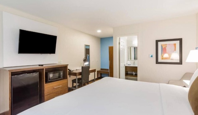 Relax and Recharge! 4 Great Units, FREE Parking, FREE Breakfast, Onsite Pool