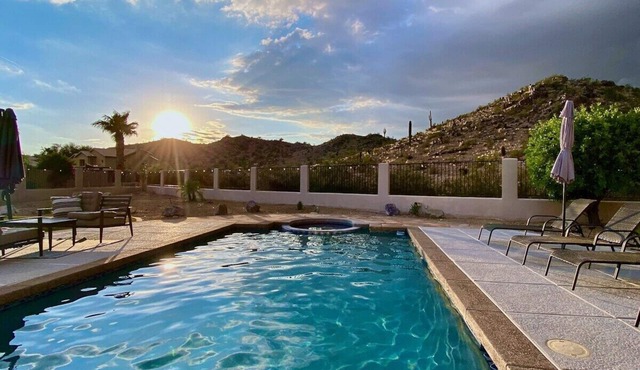 Relax and recharge at this stylish desert retreat with views of rolling desert hills. Enjoy sunsets from the heated pool, dine outdoors, or unwind with a few on the putting green. Perfect for long stays—just 15 minutes from the airport!