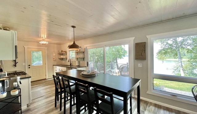 Relax and recharge! Cabin on a tranquil bay on Deer Lake is a perfect get away!
