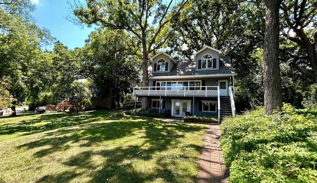 Relax and recharge! Charming lake view house in quaint Wonder Lake, IL!